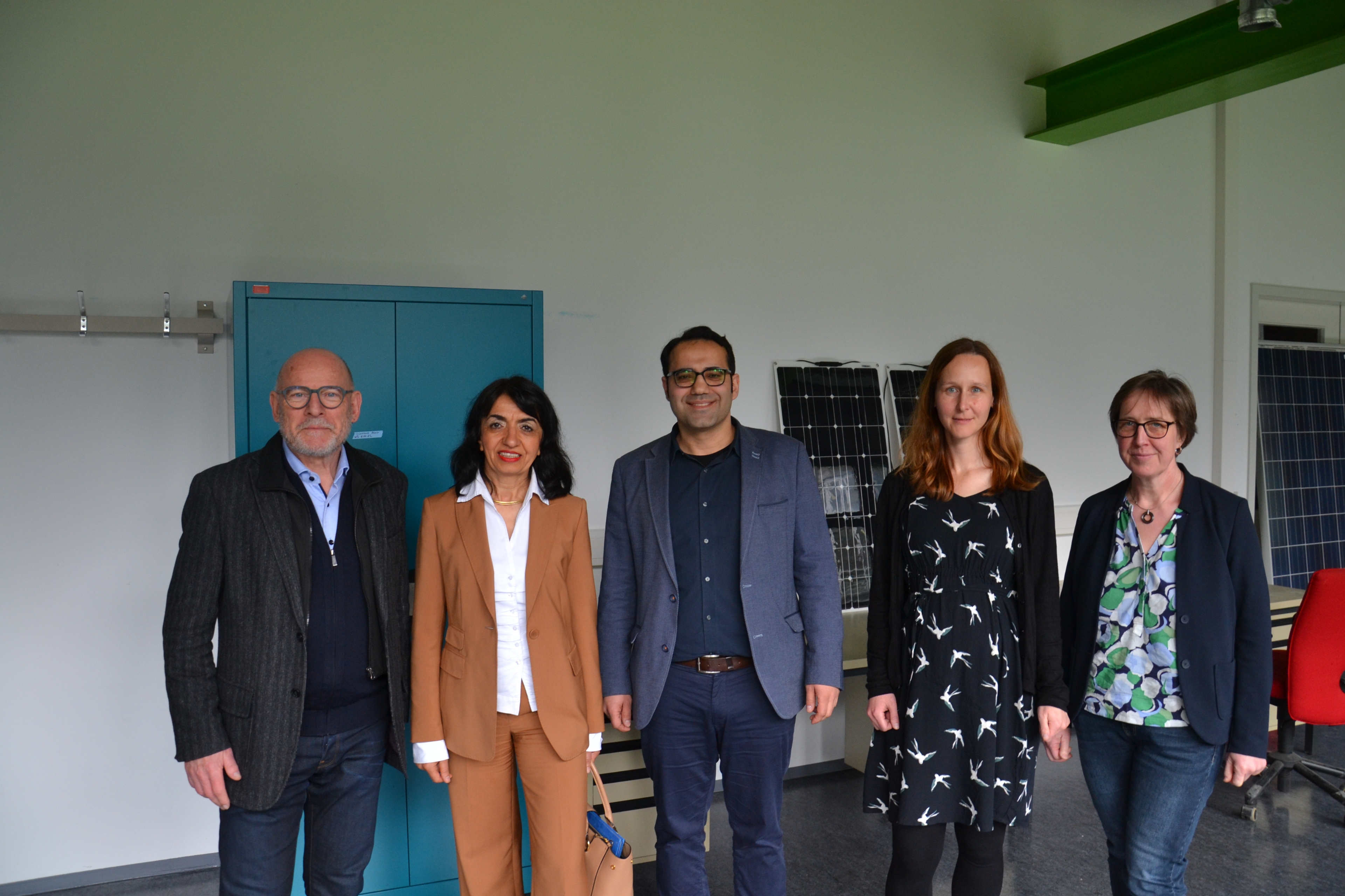 Gruppenbild mit fünf Personen: Professor Michael Saliba und sein Team empfangen Muhterem Aras und Winfried Hermann